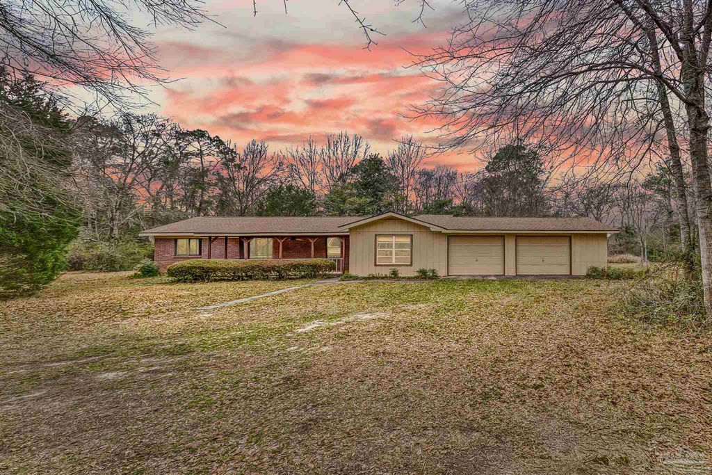 1099 Pine Top Ln, Cantonment, FL 32533