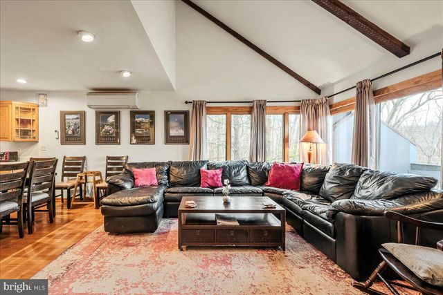 31 MIDDLE VILLAGE WAY, Tannersville, PA 18372