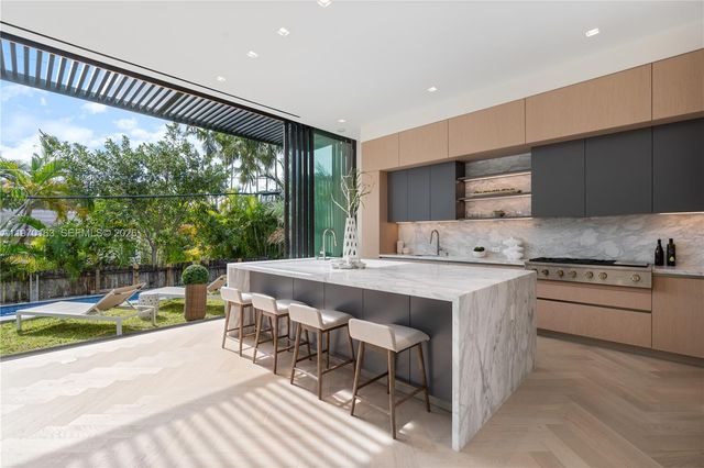 536 W 51st St, Miami Beach, FL 33140