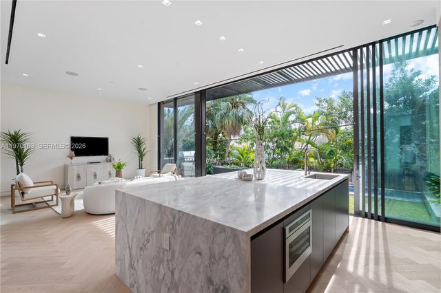 536 W 51st St, Miami Beach, FL 33140