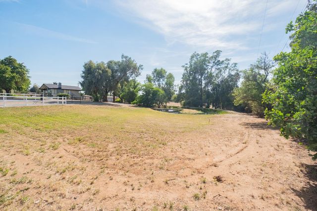 5451 Amber Avenue, Clovis, CA 93619