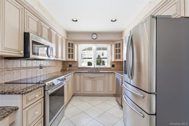 38 Bradish Lane, Bay Shore, NY 11706