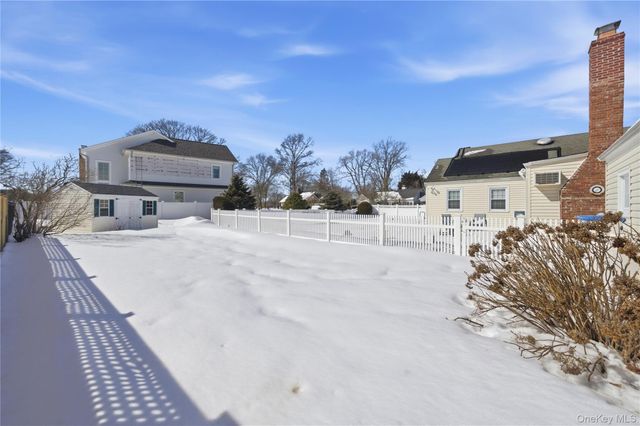 38 Bradish Lane, Bay Shore, NY 11706