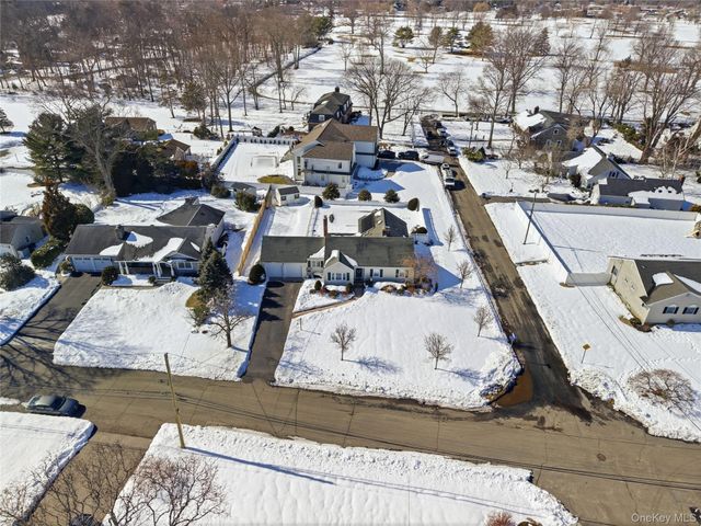 38 Bradish Lane, Bay Shore, NY 11706