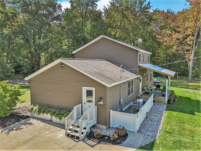 4529 S Hilton Park Road, Fruitport, MI 49415