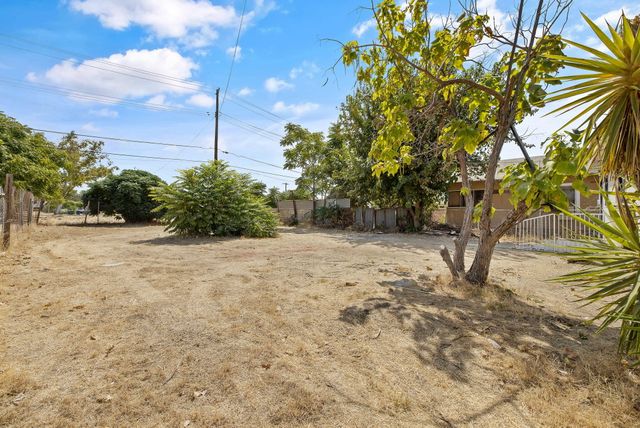 2261 S Nicholas Avenue, Fresno, CA 93706