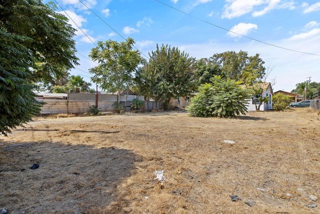 2261 S Nicholas Avenue, Fresno, CA 93706