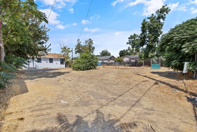 2261 S Nicholas Avenue, Fresno, CA 93706