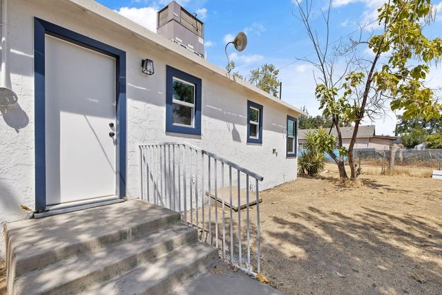 2261 S Nicholas Avenue, Fresno, CA 93706