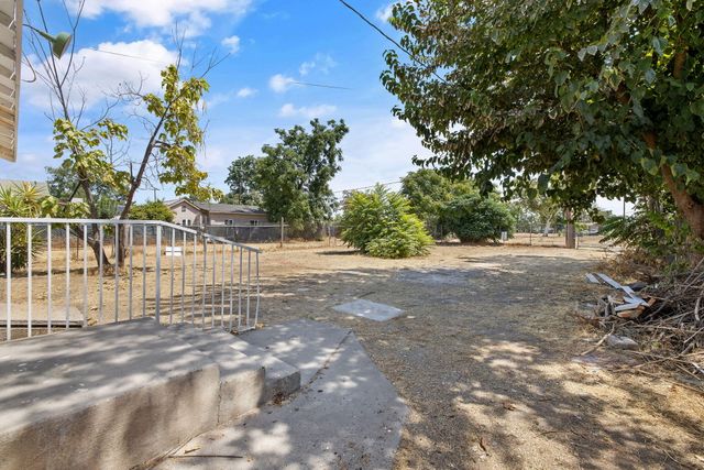2261 S Nicholas Avenue, Fresno, CA 93706