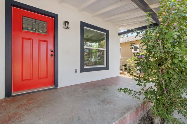 2261 S Nicholas Avenue, Fresno, CA 93706