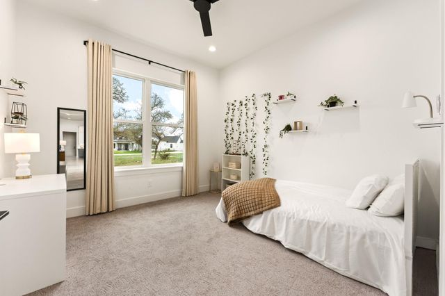 101 Stockman DR, Dripping Springs, TX 78620