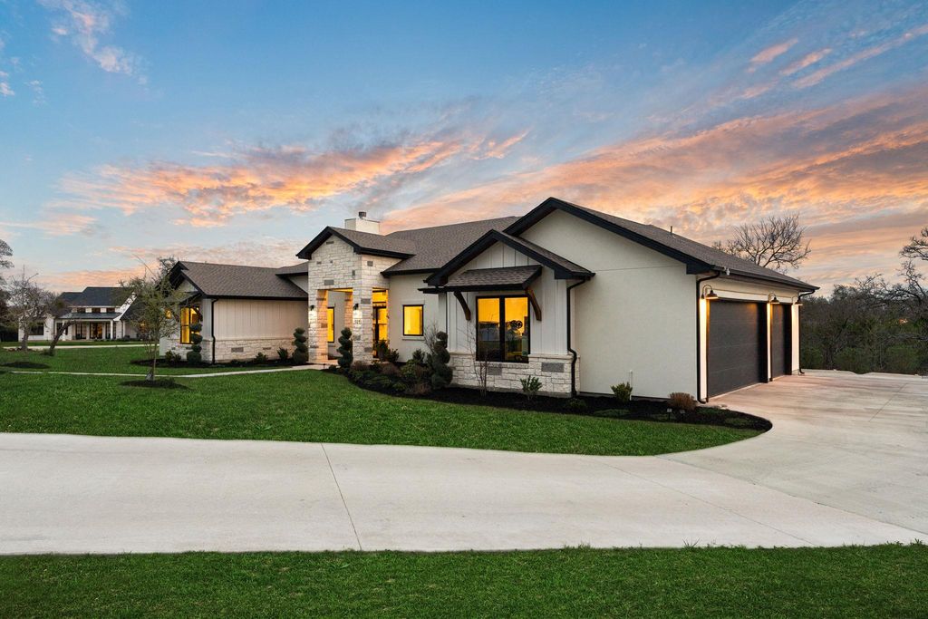 101 Stockman DR, Dripping Springs, TX 78620