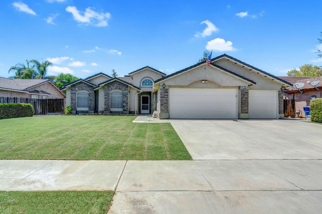 Image 1 of property listing at 385 S Thomas Avenue, Kerman, CA 93630