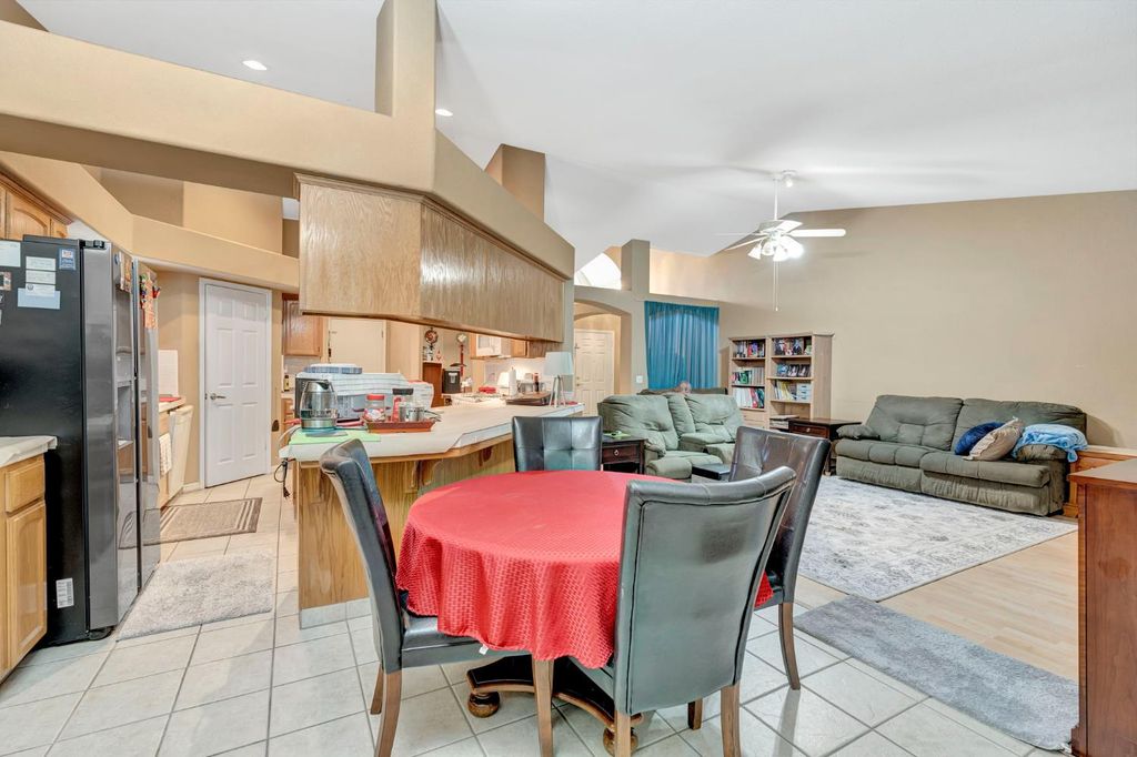 Image 10 of property listing at 385 S Thomas Avenue, Kerman, CA 93630