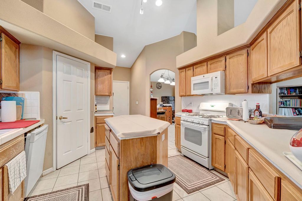 Image 12 of property listing at 385 S Thomas Avenue, Kerman, CA 93630