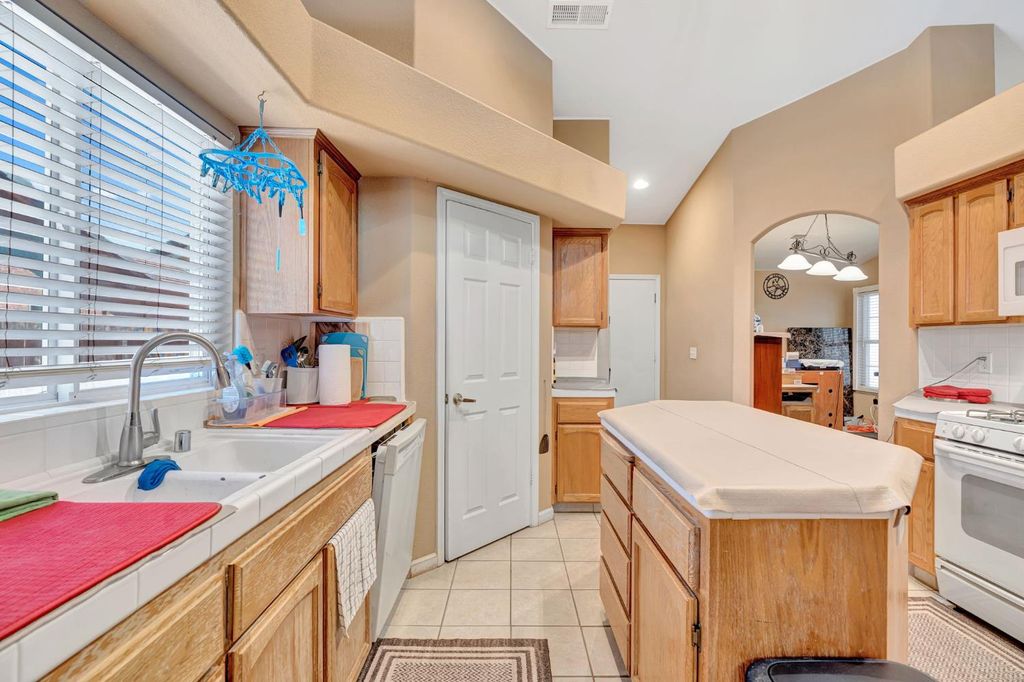 Image 13 of property listing at 385 S Thomas Avenue, Kerman, CA 93630