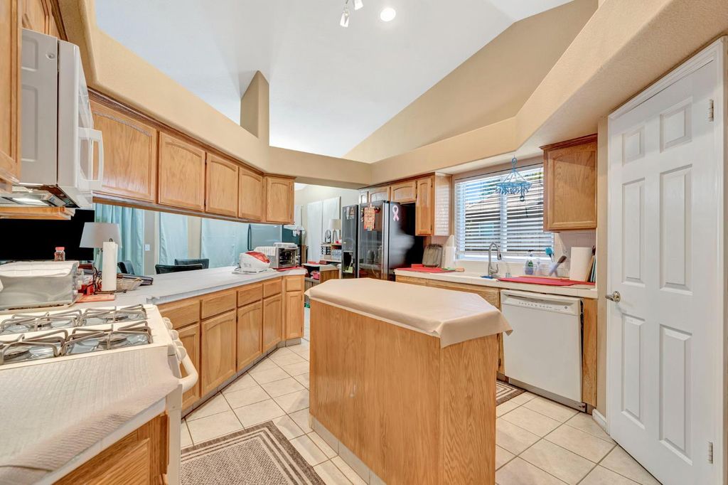 Image 14 of property listing at 385 S Thomas Avenue, Kerman, CA 93630