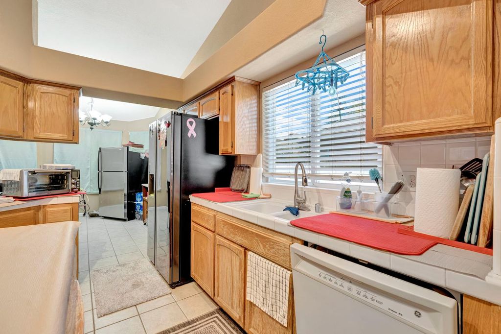 Image 15 of property listing at 385 S Thomas Avenue, Kerman, CA 93630