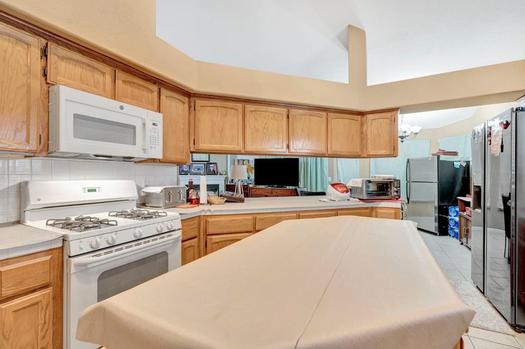 Image 16 of property listing at 385 S Thomas Avenue, Kerman, CA 93630