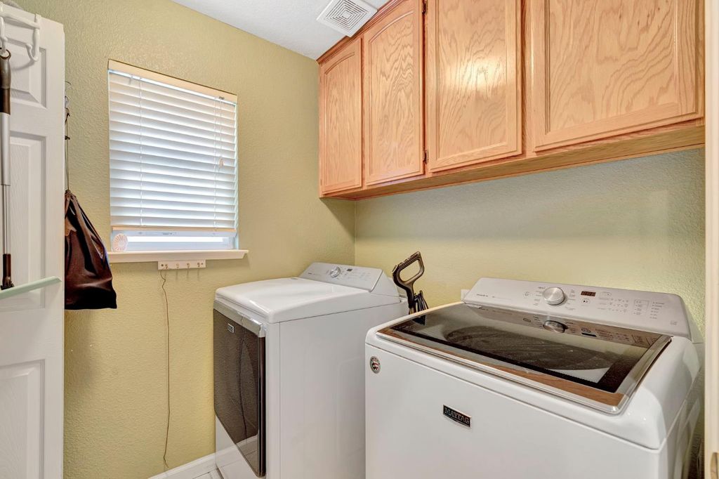 Image 17 of property listing at 385 S Thomas Avenue, Kerman, CA 93630
