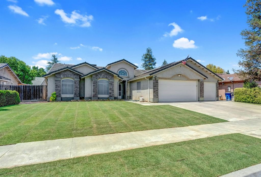 Image 2 of property listing at 385 S Thomas Avenue, Kerman, CA 93630