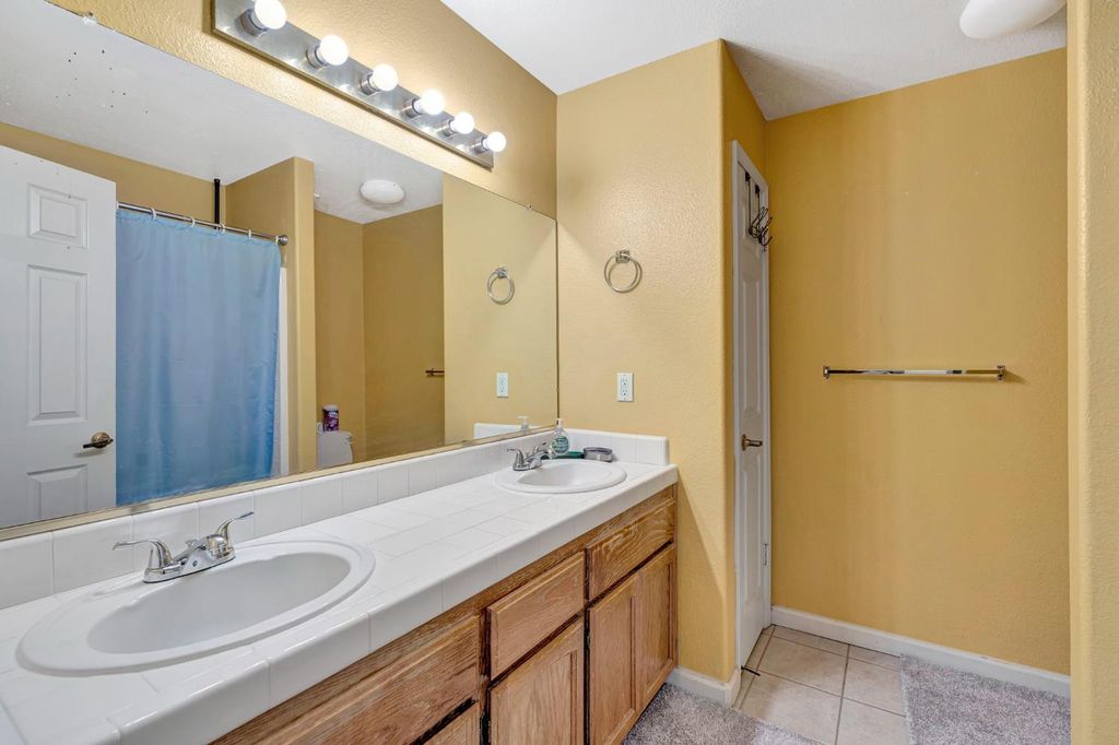 Image 21 of property listing at 385 S Thomas Avenue, Kerman, CA 93630