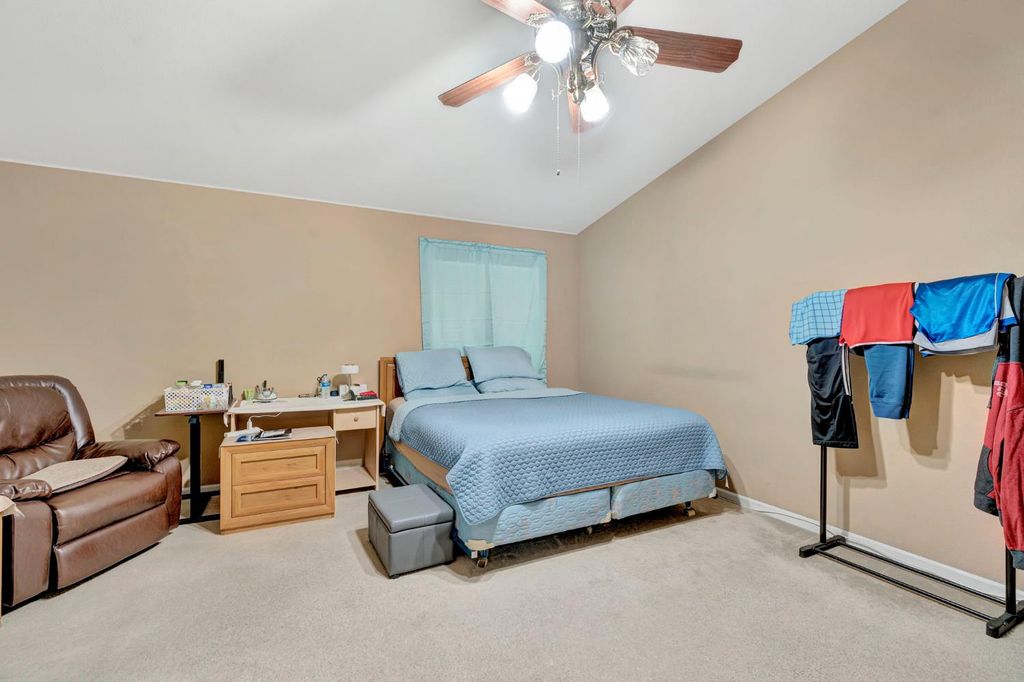 Image 23 of property listing at 385 S Thomas Avenue, Kerman, CA 93630