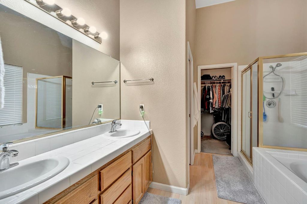 Image 25 of property listing at 385 S Thomas Avenue, Kerman, CA 93630