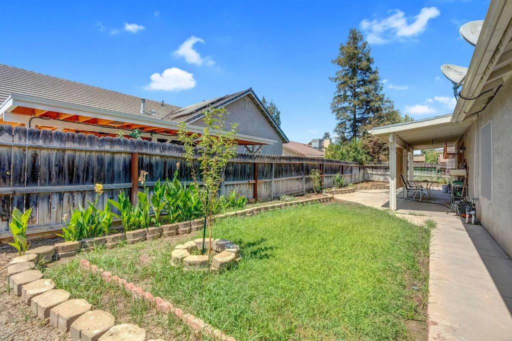 Image 27 of property listing at 385 S Thomas Avenue, Kerman, CA 93630