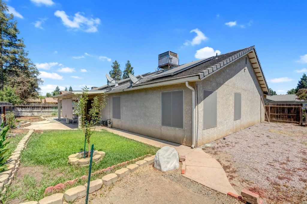 Image 28 of property listing at 385 S Thomas Avenue, Kerman, CA 93630