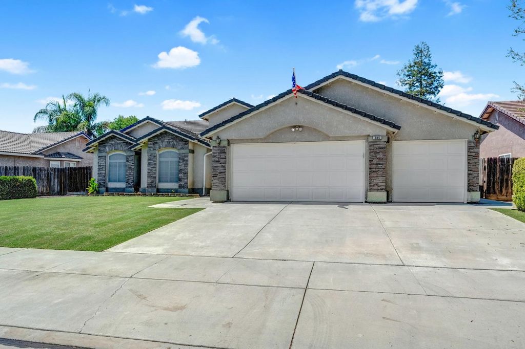 Image 3 of property listing at 385 S Thomas Avenue, Kerman, CA 93630