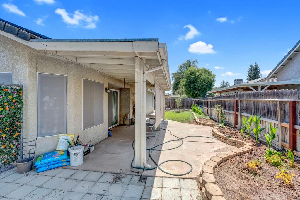 Image 30 of property listing at 385 S Thomas Avenue, Kerman, CA 93630