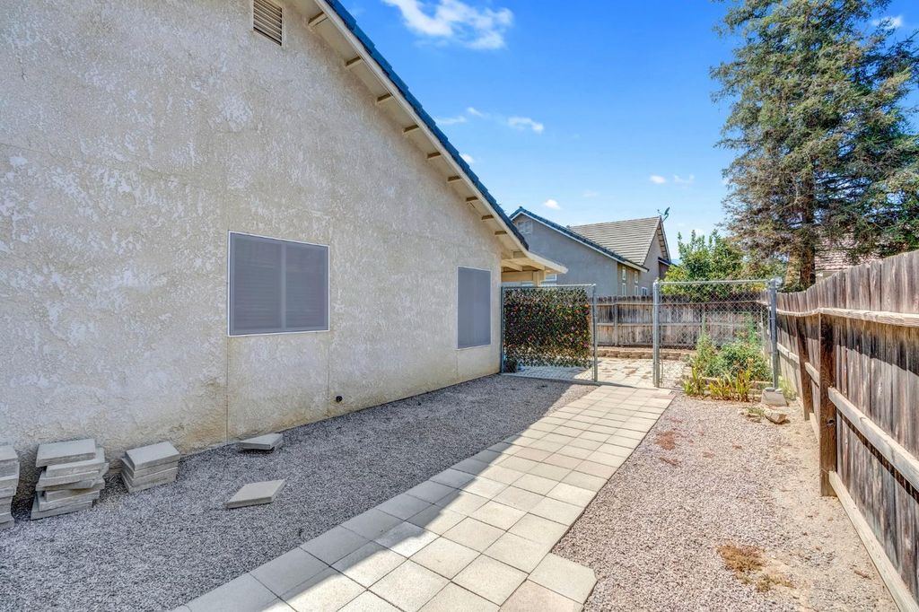 Image 31 of property listing at 385 S Thomas Avenue, Kerman, CA 93630