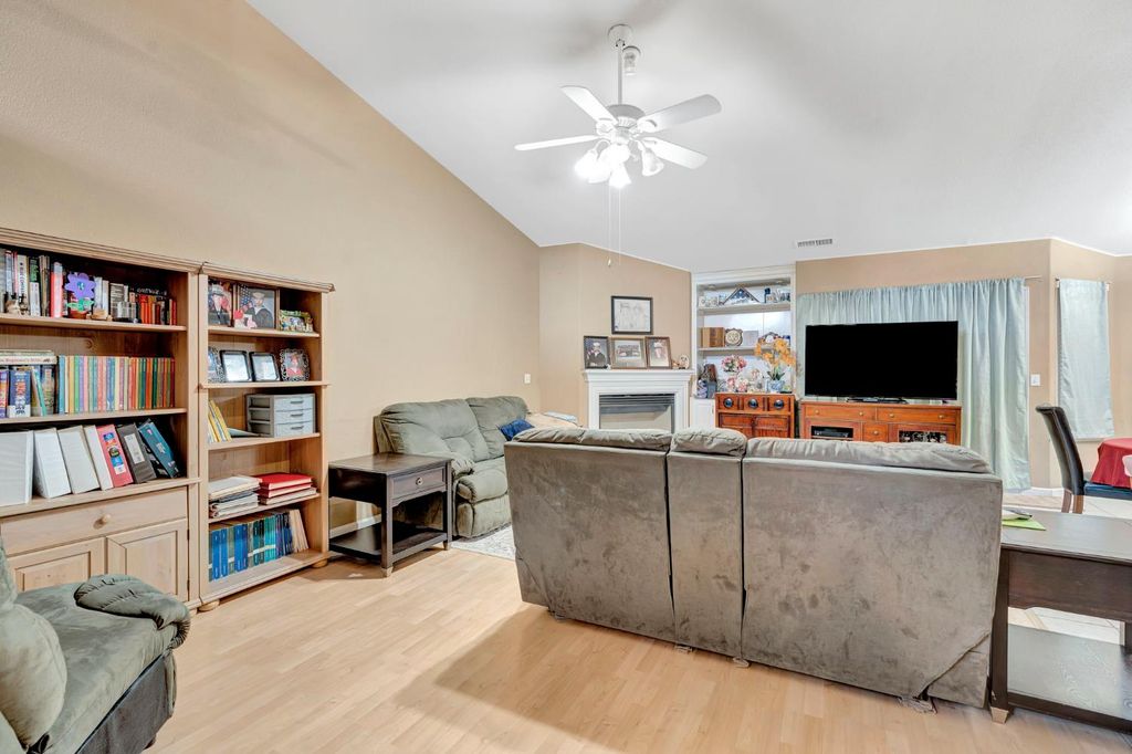 Image 6 of property listing at 385 S Thomas Avenue, Kerman, CA 93630