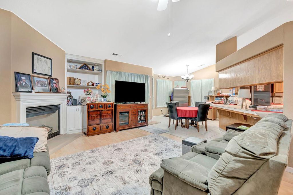 Image 7 of property listing at 385 S Thomas Avenue, Kerman, CA 93630