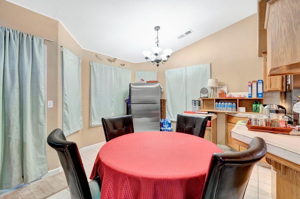 Image 9 of property listing at 385 S Thomas Avenue, Kerman, CA 93630