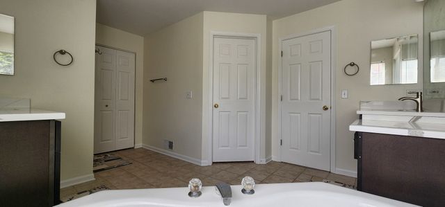 2145 Colchester Avenue, Hoffman Estates, IL 60192