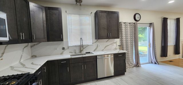 2145 Colchester Avenue, Hoffman Estates, IL 60192