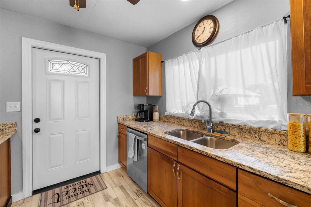 Image 5 of property listing at 7121 122ND AVENUE E, Parrish, FL 34219