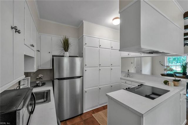 239 Shoe LN, Newport News, VA 23606