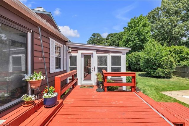 239 Shoe LN, Newport News, VA 23606