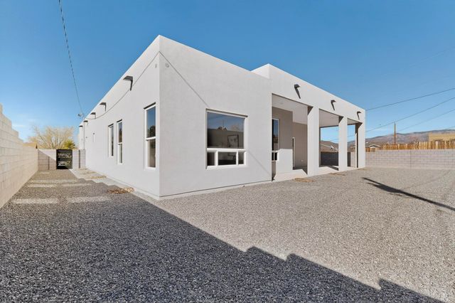 4504 Topaz Avenue NW, Albuquerque, NM 87114