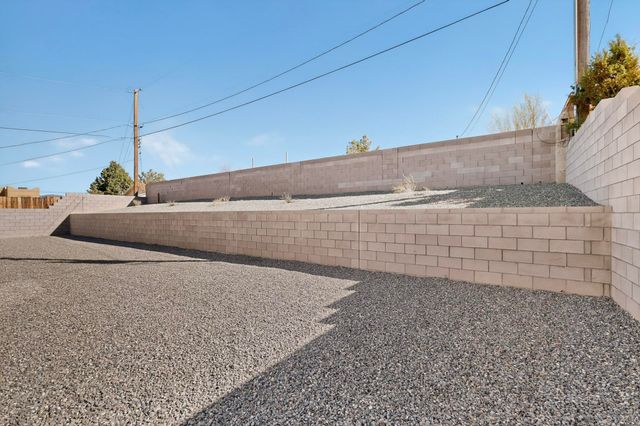 4504 Topaz Avenue NW, Albuquerque, NM 87114