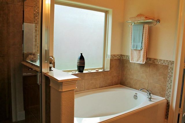 99 E Lasting Spring Circle, The Woodlands, TX 77389