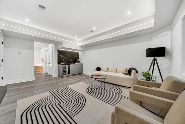 284 Nevada 284, Newton, MA 02460