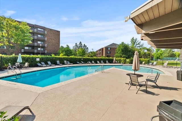840 WELLINGTON Avenue 306, Elk Grove Village, IL 60007