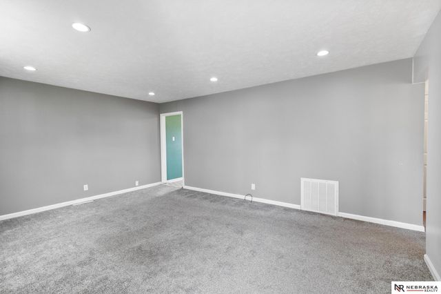 7432 La Vista Drive, La Vista, NE 68128