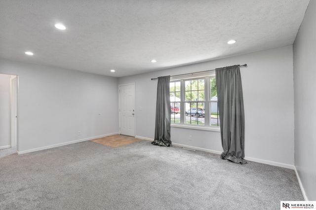 7432 La Vista Drive, La Vista, NE 68128