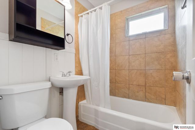 7432 La Vista Drive, La Vista, NE 68128